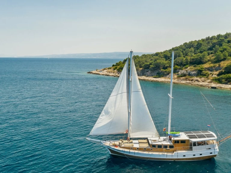 Uthyrning Segelbåt  Custom Made med en båtlicens 