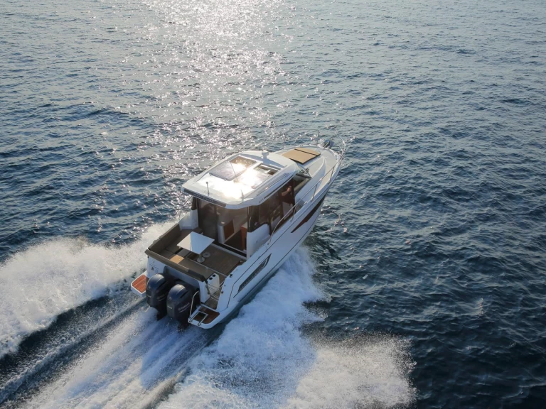 Jeanneau Merry Fisher 895 Offshore charter bareboat eller skeppad i Split 