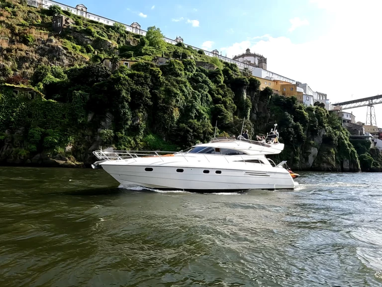 Exclusive Private Boat Tour with The Last		 13,88 meters charter bareboat eller skeppad i Porto