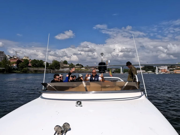 Hyr en Exclusive Private Boat Tour with The Last		 13,88 meters Porto 