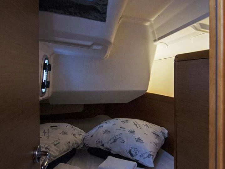 Jeanneau Sun Odyssey 349 charter bareboat eller skeppad i Split 