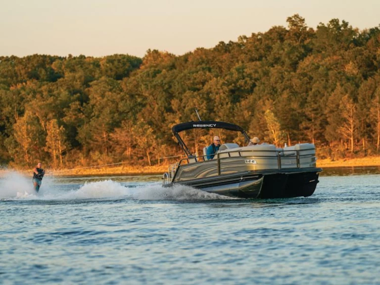 regency 230 charter bareboat eller skeppad i Sanguinet