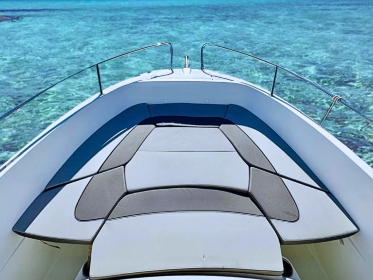 Jeanneau Cap Camarat 7.5 Style charter bareboat eller skeppad i Hyeres