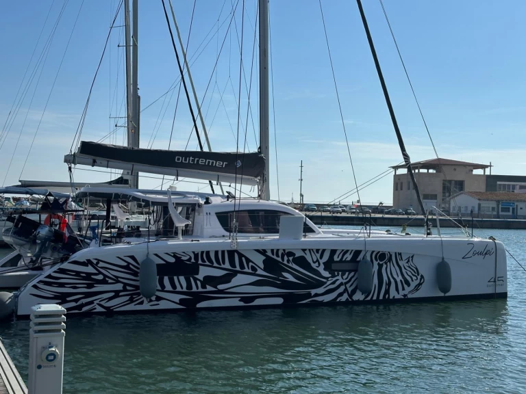 Outremer 45 charter bareboat eller skeppad i Arrecife