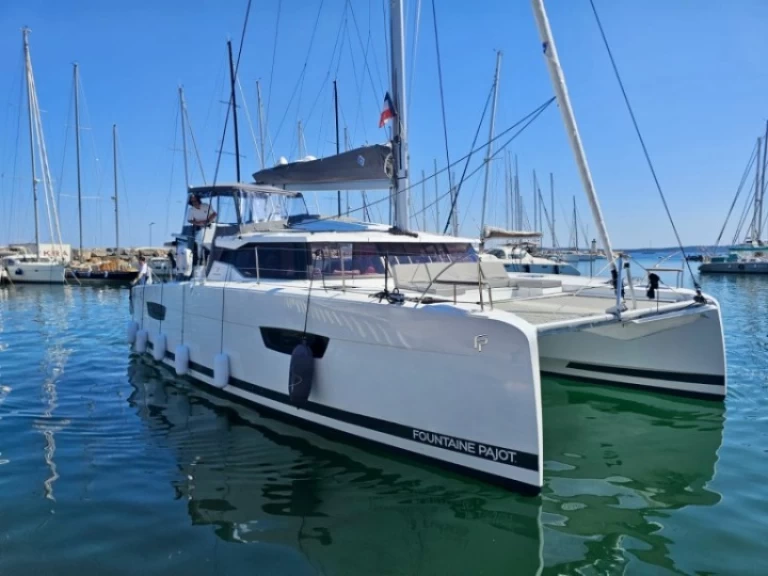 Uthyrning Katamaran  Fountaine Pajot med en båtlicens 