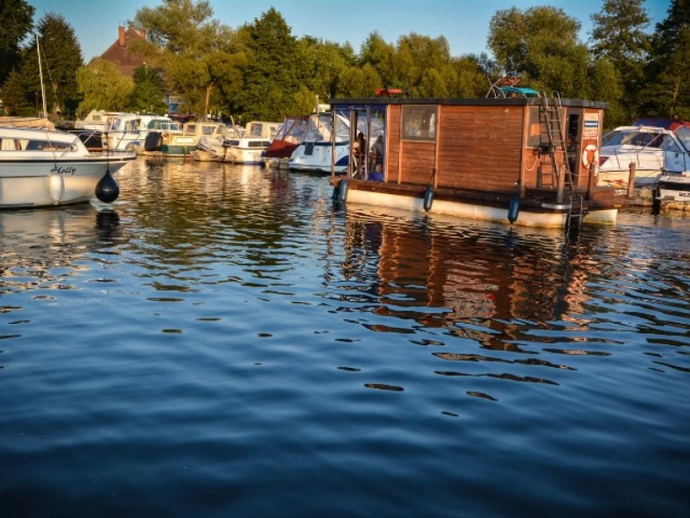 Uthyrning Kanalbåt Floss med en båtlicens 