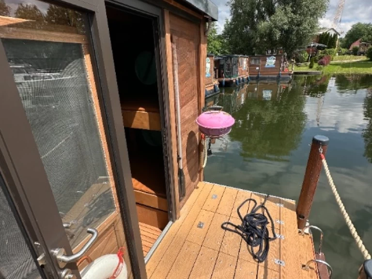 Floss D9 charter bareboat eller skeppad i Wolziger See