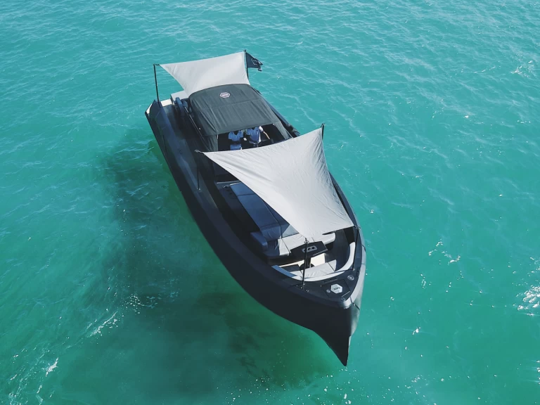 Hyr en Vanquish VQ45 - BALR Ibiza Town 