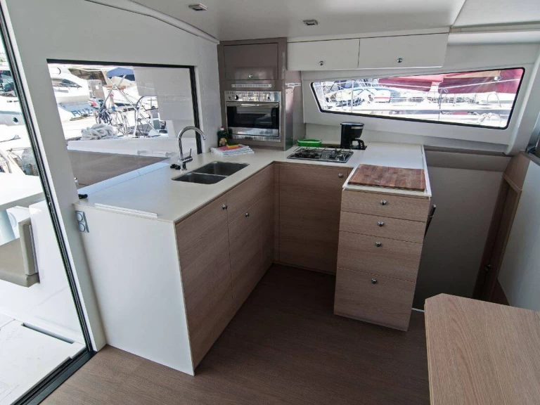 Hyra Katamaran  med eller utan skeppare Bali Split  