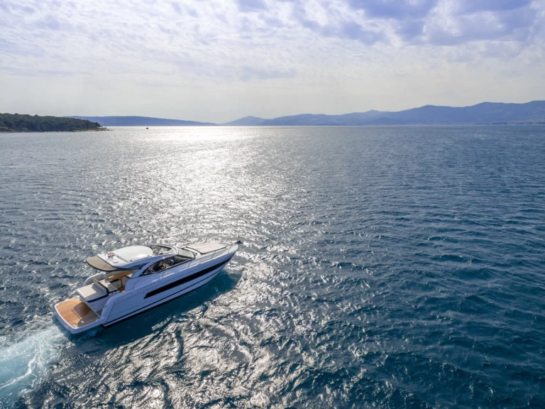Yacht charter Split  billig Leader 36