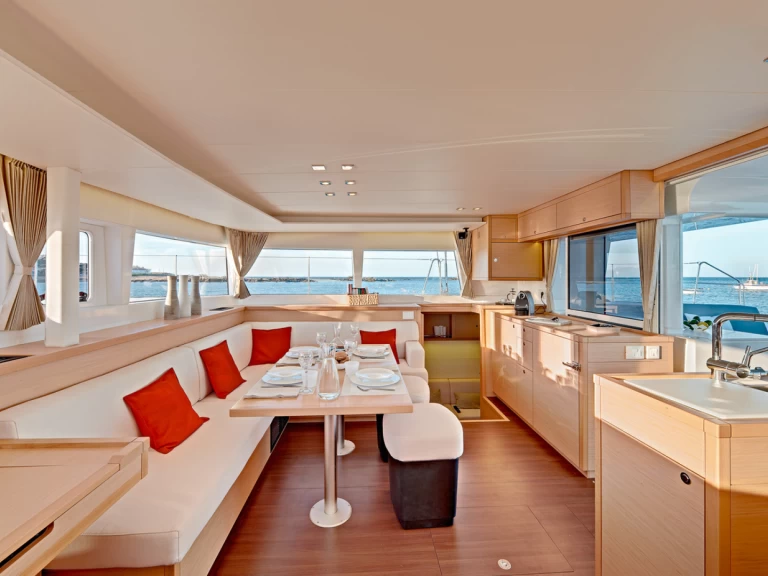 Lagoon Lagoon 450 F charter bareboat eller skeppad i Lefkáda