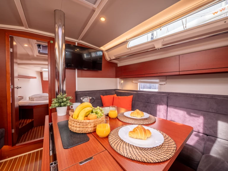 Hanse Hanse 418 charter bareboat eller skeppad i Split 