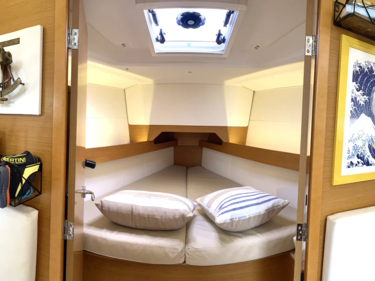 Jeanneau Sun Odissey 349 charter bareboat eller skeppad i Marina di Grosseto