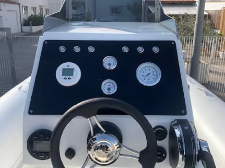 Uthyrning RIB Astronautica med en båtlicens 