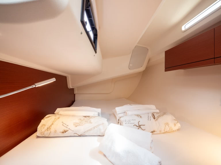 Yacht charter Split  billig Hanse 418
