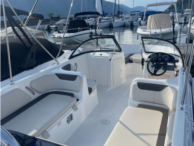 Uthyrning Motorbåt  Bayliner med en båtlicens 