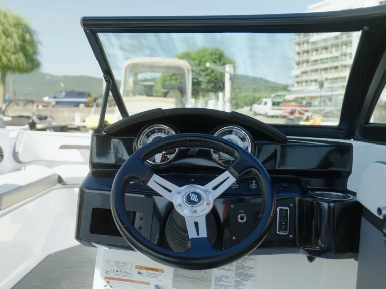 Four Winns HD 200 OB charter bareboat eller skeppad i Aix-les-Bains