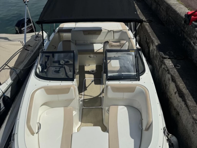 Bayliner BAYLINER VR5 charter bareboat eller skeppad i Le Bourget-du-Lac