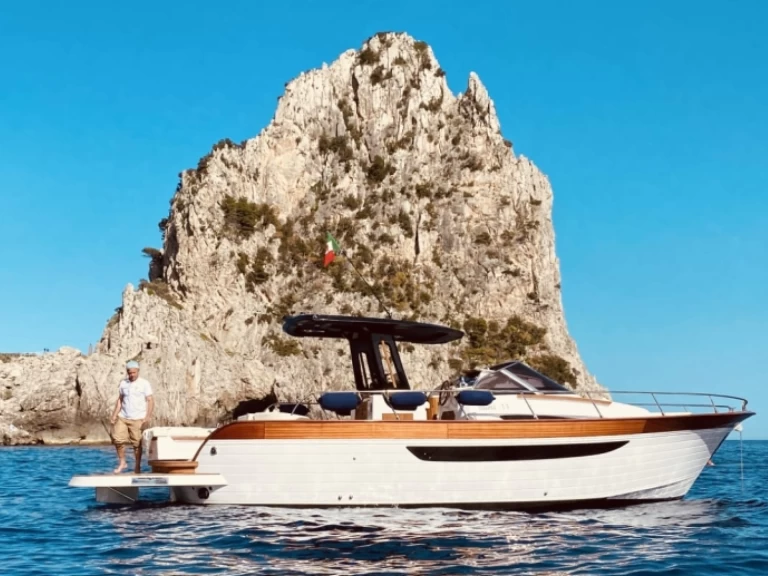 Mimi LIBECCIO 11 WALKAROUND charter bareboat eller skeppad i Sorrento