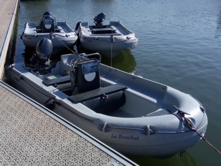 Uthyrning Motorbåt  Fun Yak med en båtlicens 