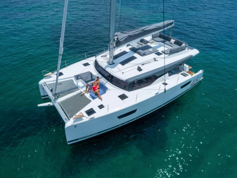 Fountaine Pajot Elba 45 charter bareboat eller skeppad i Le Marin