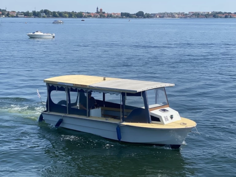Hyr en Tagescharter Barkasse Waren (Müritz) 