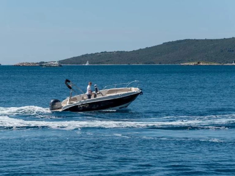 Hyr en speedy Cayman 585 Deluxe Trogir  