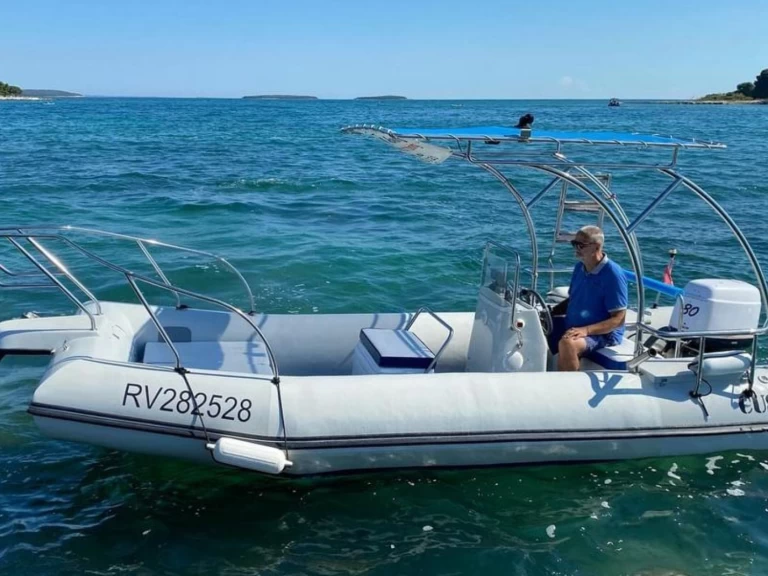 Uthyrning Motorbåt  Prestige med en båtlicens 