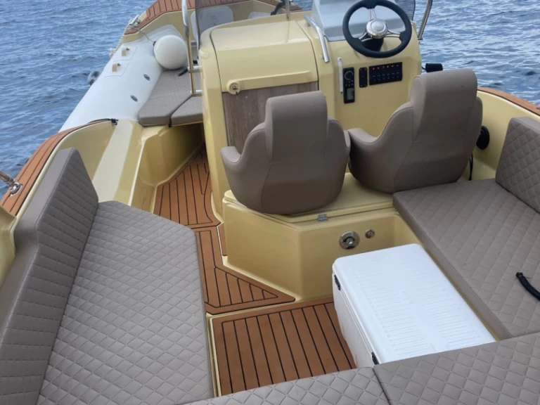 Aquamax 23 charter bareboat eller skeppad i Hvar