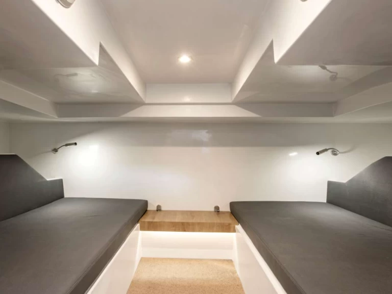 De Antonio 33 SEEA ONE charter bareboat eller skeppad i Ibiza Town