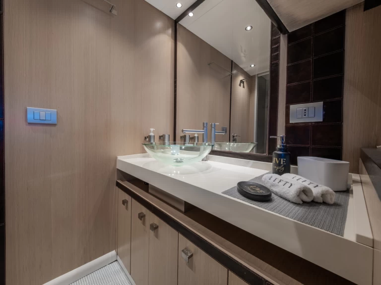 Uthyrning Lyx yacht Jaguar med en båtlicens 