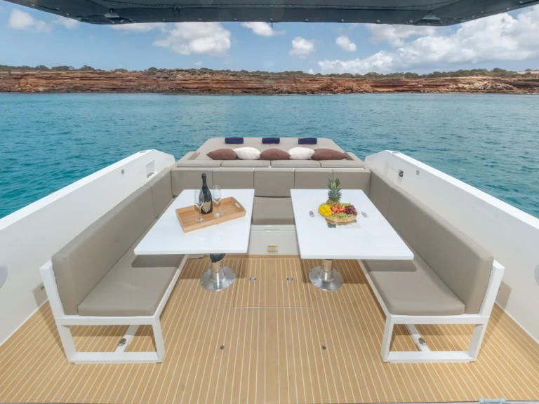 Uthyrning Motorbåt  De Anton  io Yacht s med en båtlicens 