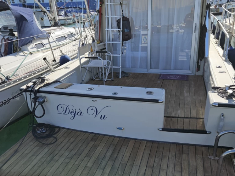 Dellapasqua DC 9 charter bareboat eller skeppad i Catania