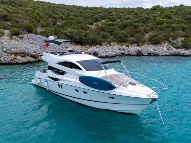 Uthyrning Lyx yacht Numarine med en båtlicens 