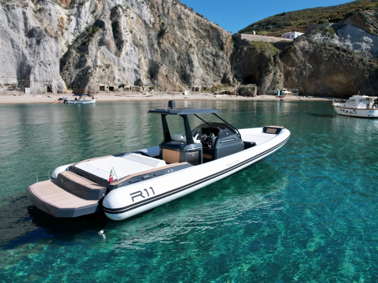 Uthyrning RIB Renier med en båtlicens 