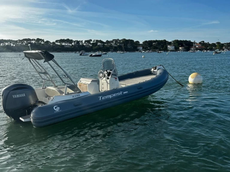 Capelli Tempest 650 charter bareboat eller skeppad i Grand Piquey