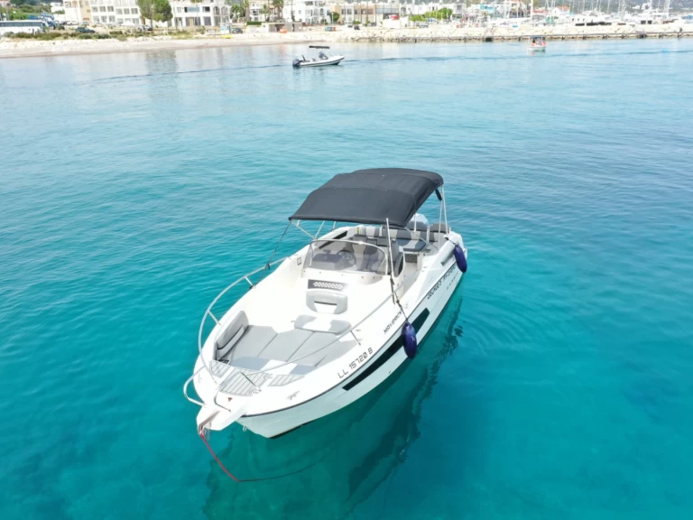 Karnic KARNIC 701 SL charter bareboat eller skeppad i Latchi