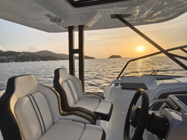 Jeanneau Cap Camarat 9.0 WA charter bareboat eller skeppad i Les Trois-Îlets