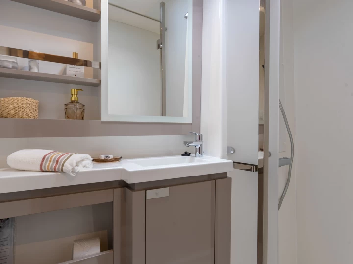 Fountaine Pajot Elba 45 charter bareboat eller skeppad i Port d'Andratx