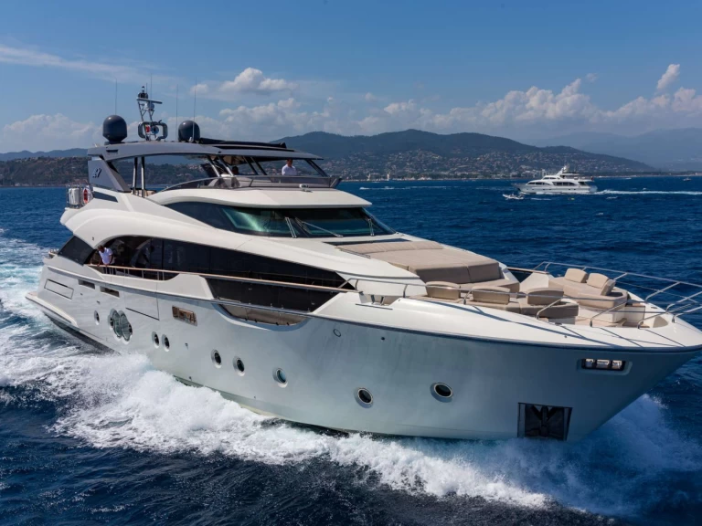 MonteCarloYachts Esmeralda of the Seas charter bareboat eller skeppad i Saint Raphael