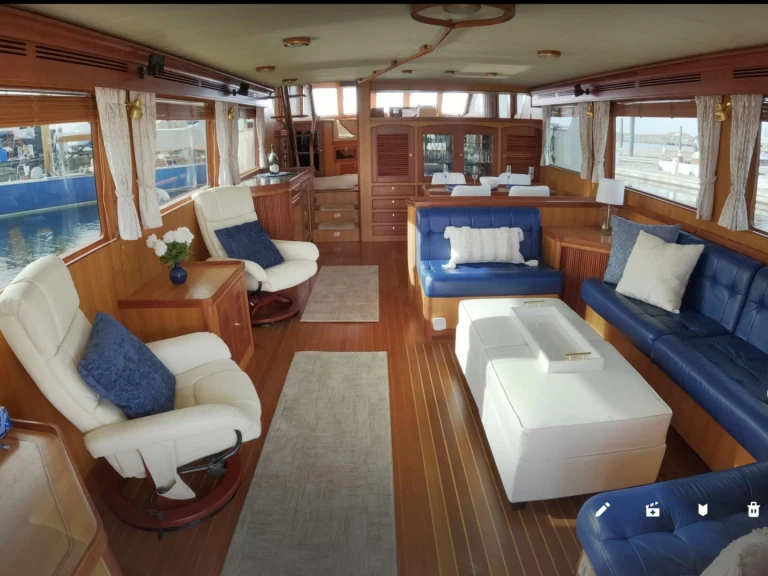 Yacht charter Newport billig What's Next