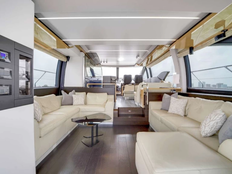 Uthyrning Lyx yacht Azimut med en båtlicens 