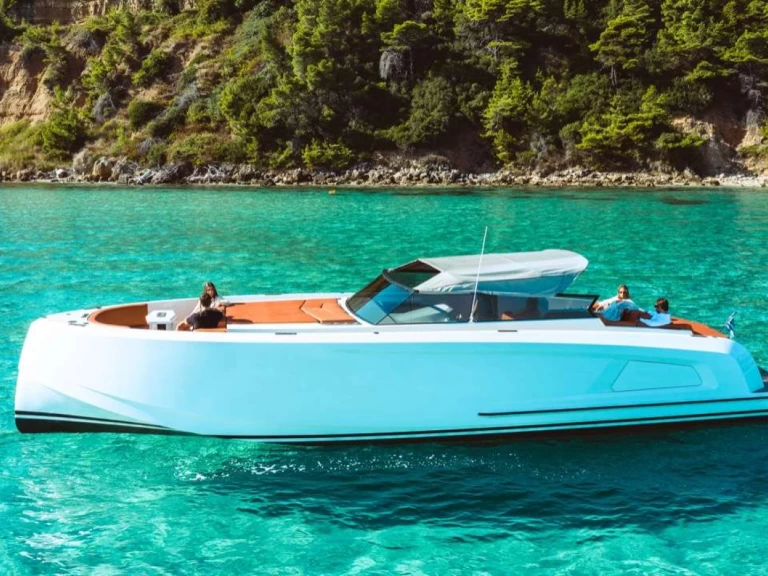 Uthyrning Lyx yacht Vanquish med en båtlicens 