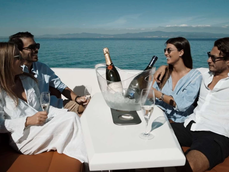 Lyx yacht för uthyrning Benítses till det bästa priset 