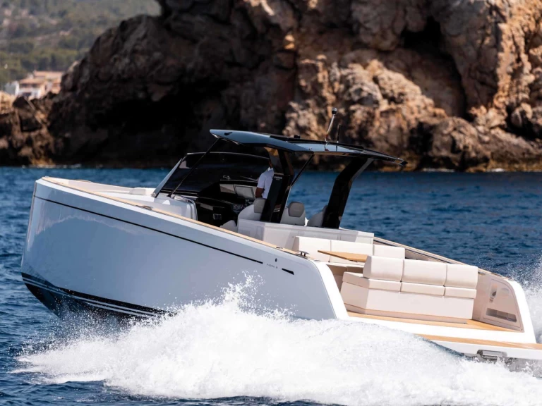 Pardo Yachts Queen Lia II charter bareboat eller skeppad i Benítses