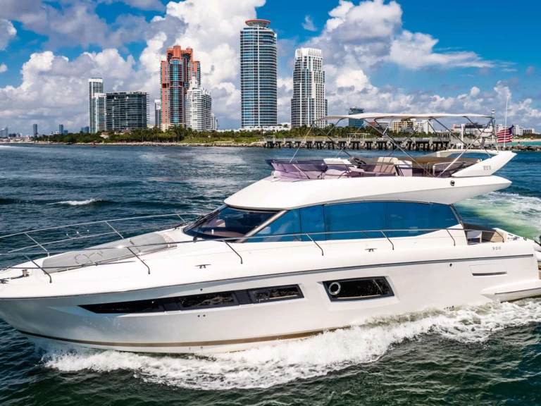 Prestige Yachts Whisky and Waves charter bareboat eller skeppad i Miami 