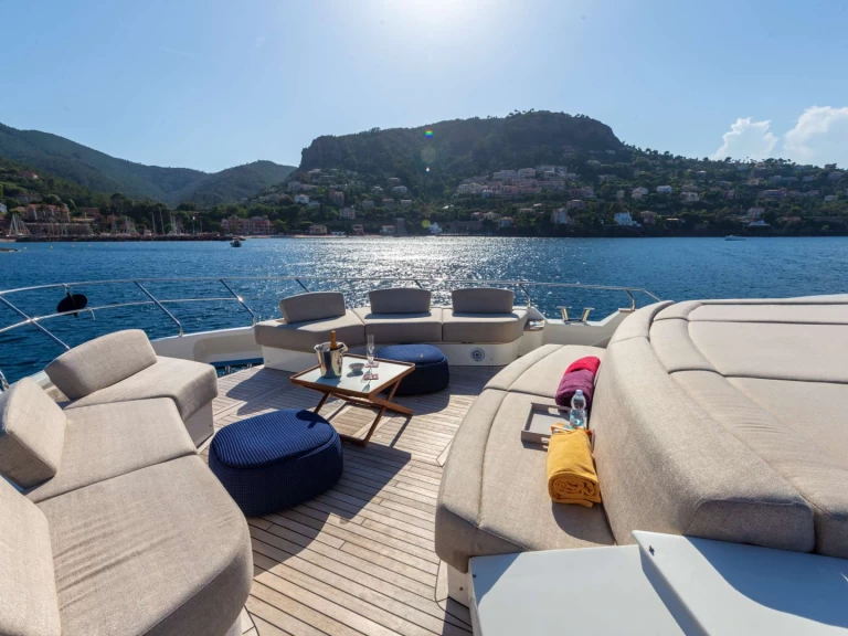 Hyra Lyx yacht med eller utan skeppare MonteCarloYachts Saint Raphael 