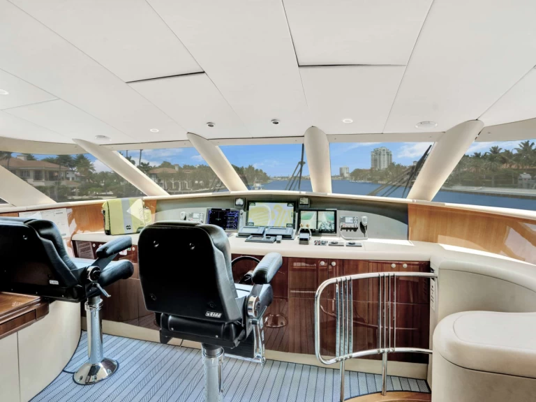 Lazzara Tranquility charter bareboat eller skeppad i Florida