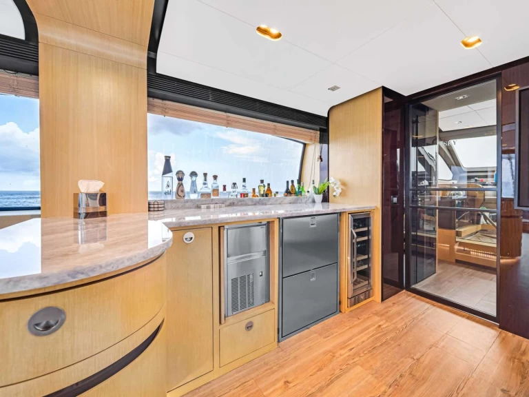 Azimut Sky charter bareboat eller skeppad i East Hampton