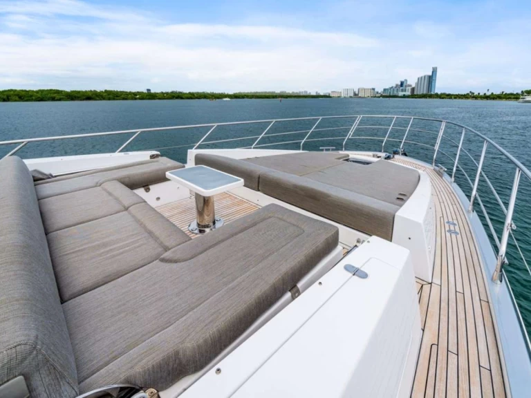 Uthyrning Lyx yacht Azimut med en båtlicens 